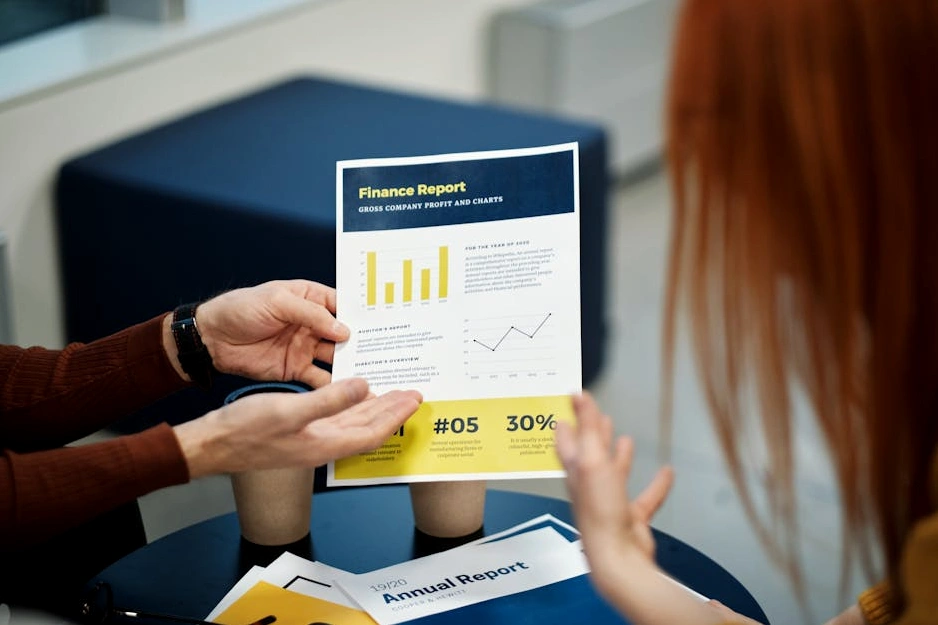 Manager che guida una riunione di team con un grafico in primo piano